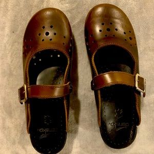 Adorable Dansko clogs/slides